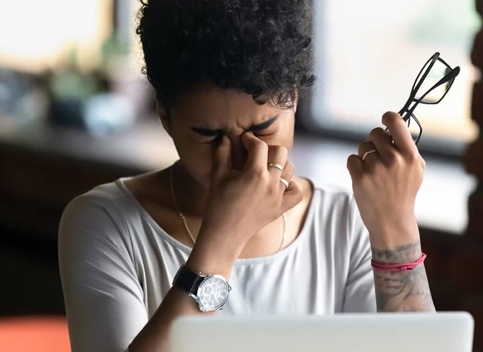 الصداع بسبب العيون