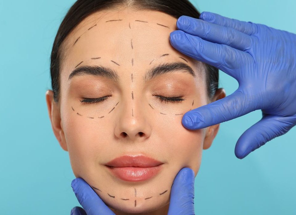 جراحة العيون التجميلية