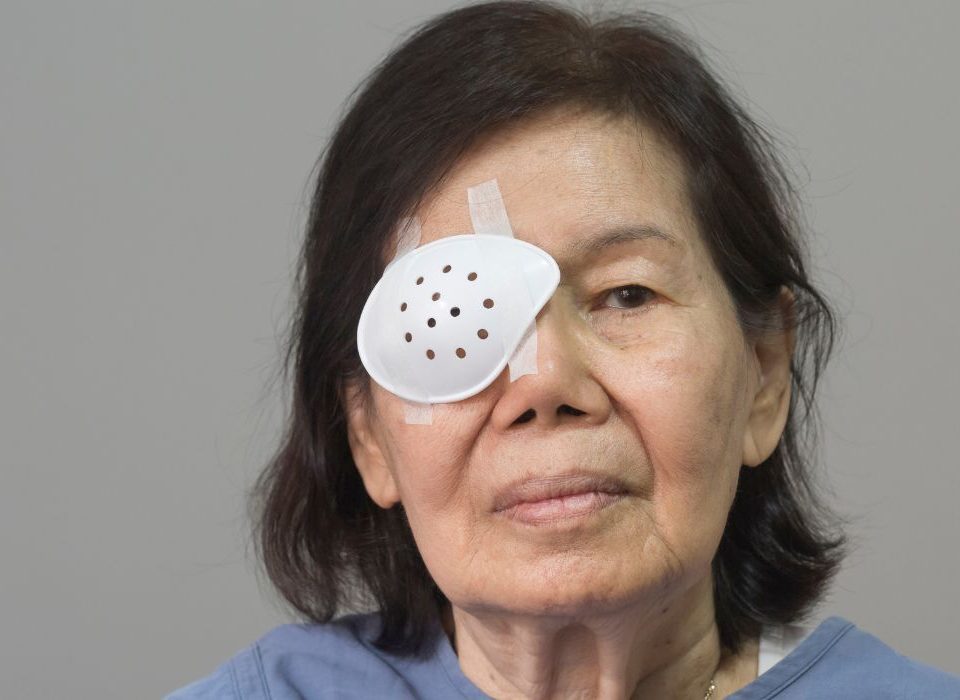 عمليات العيون للمسنين