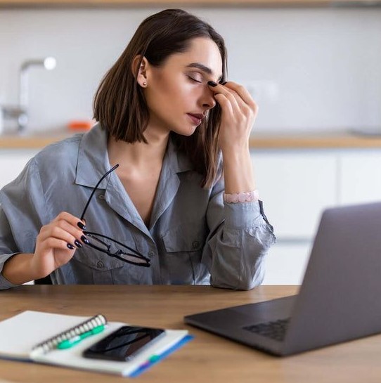 صداع مع ألم في العين والرقبة