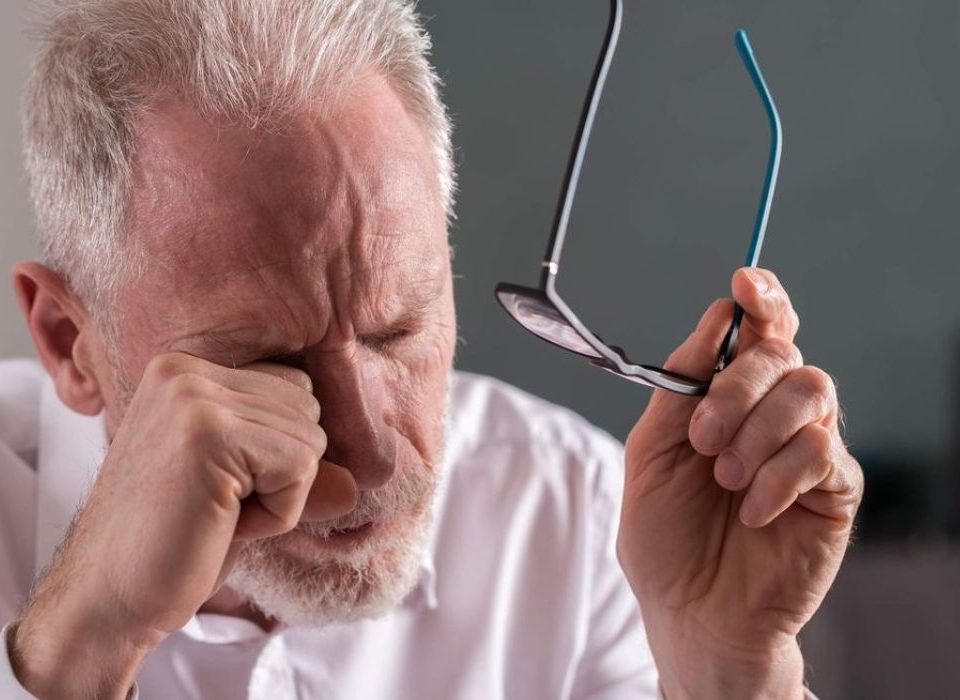 هل جفاف العين يسبب ضعف النظر