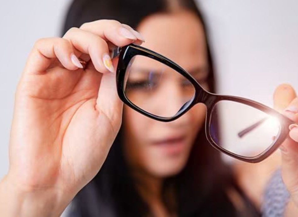 هل لبس النظارة يضعف النظر