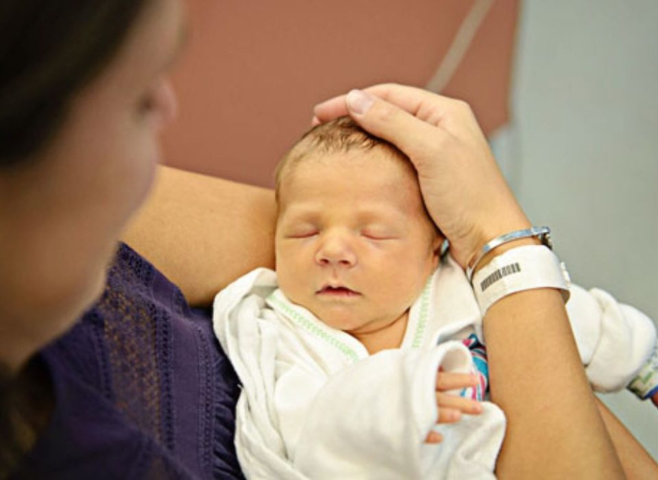 متى يبدأ الطفل الخديج بالنظر