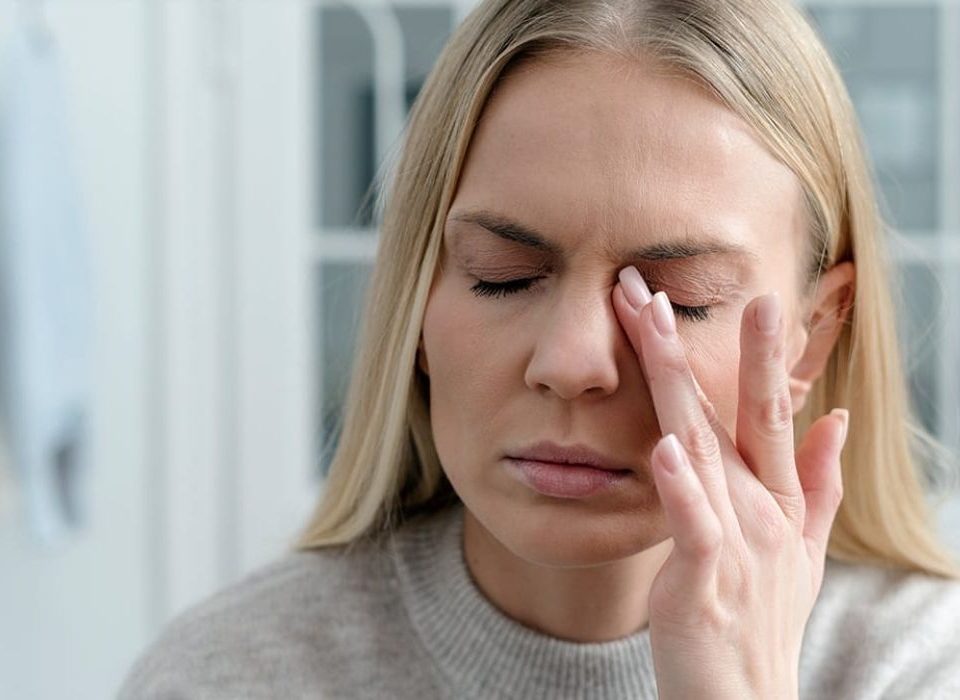 الم تحت العين