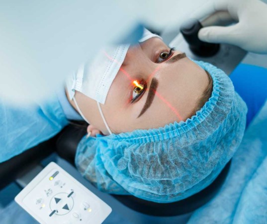 هل عملية الليزر للعيون مؤلمة