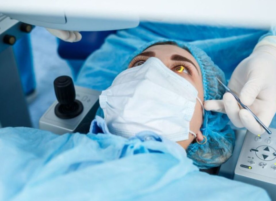 هل عملية الليزر للعيون مؤلمة