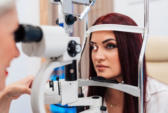 اسباب وجع العين اليسرى