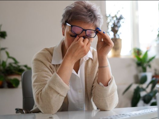 اسباب وجع العين اليسرى