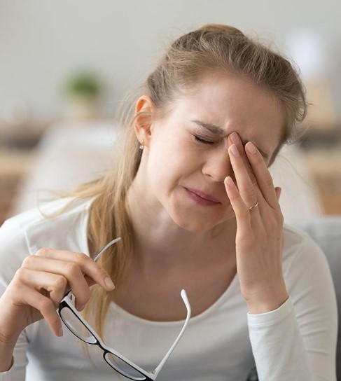 نقطة حمراء بالعين