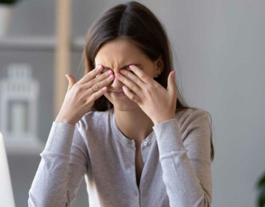 نقطة حمراء بالعين