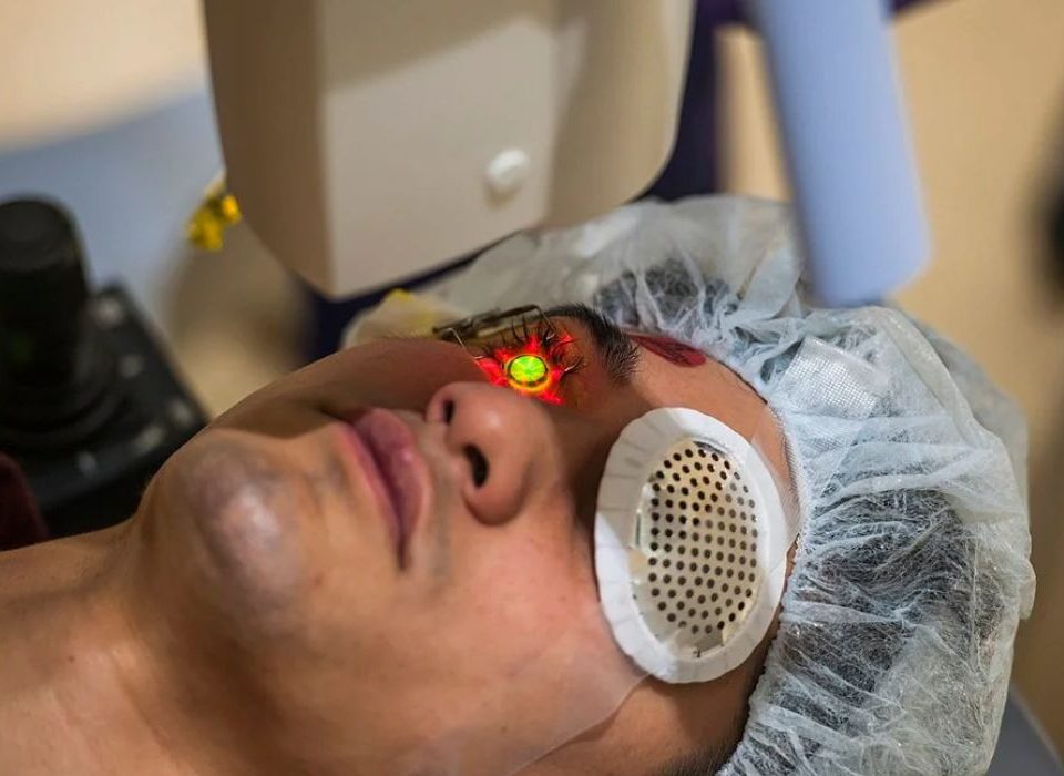 تثبيت القرنية بالأشعة فوق البنفسجية