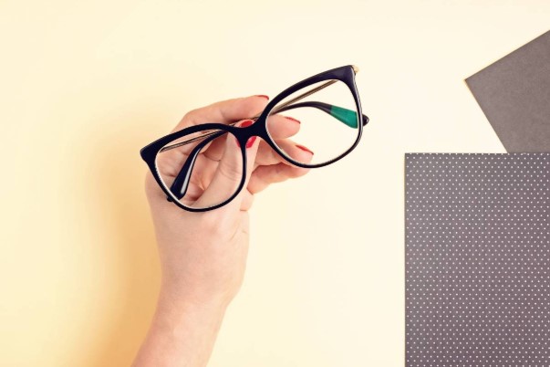 النظارات الطبية أم العدسات اللاصقة